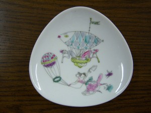 Photo of a small Rosenthal dish that features hot air balloons.